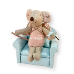 Muñeco Ratoncito Pérez Rosa personalizado con nombre que brilla en la oscuridad sentado en Sofá miniatura verde agua con una llave miniatura